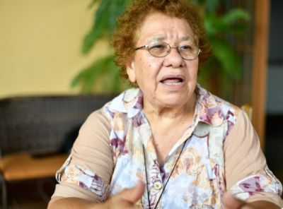 Aos 77 anos, mission�ria reativa projeto para ensinar karaj�s a tocar viol�o, guitarra e flauta