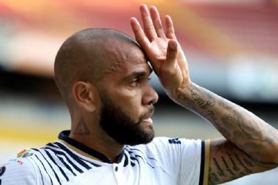 Daniel Alves � convocado a se apresentar a tribunal e senten�a pode sair na quinta