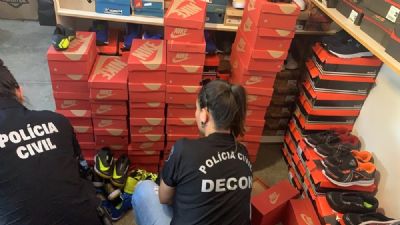 Opera��o apreende mais de 770 t�nis e camisetas falsificados em loja em Cuiab�