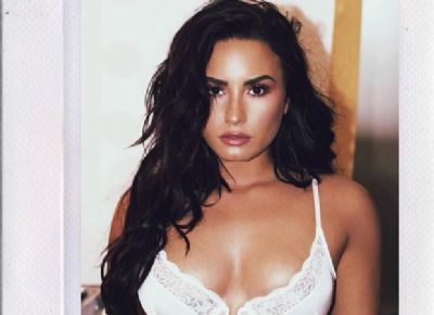 Demi Lovato posa de body decotado e cavado: 