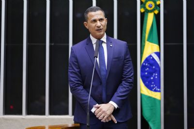 ​Deputado de MT diz que projeto obrigar� empresas a instalarem bloqueadores de celular nos pres�dios