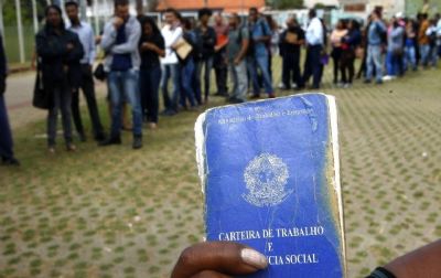 Desemprego cai para 11,8% em julho, mas ainda atinge 12,6 milh�es