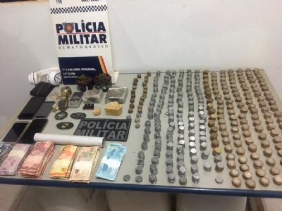 Pol�cia prende 2 e encontra quase R$ 5 mil dentro de urso de pel�cia