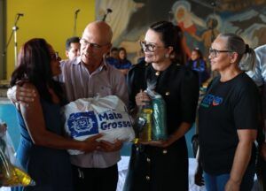 Primeira-dama do Estado V�rginia Mendes entrega cestas b�sicas nesta ter�a em Rondon�polis MT