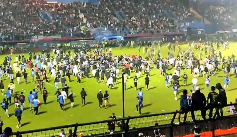Briga envolvendo torcedores e a pol�cia deixa mais de 170 mortos na Indon�sia; veja v�deos