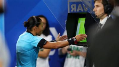 EDINA ALVES BATISTA ENTRE OS �RBITROS PARA O MUNDIAL DE CLUBES