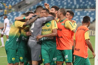 Em jogo de duas viradas e seis gols, Cuiab� e Paran� empatam na Arena Pantanal