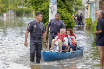 Cidades do ABC continuam alagadas e cheias de lama um dia ap�s temporal atingir regi�o