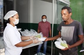 Prefeitura amplia distribui��o de marmitas para popula��o em situa��o de rua