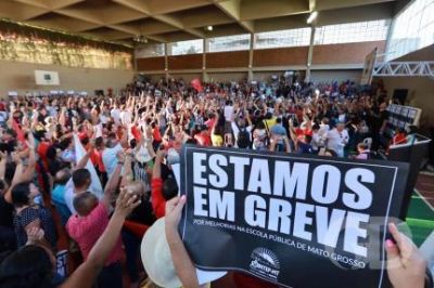 Em assembleia geral, professores decidem manter a greve