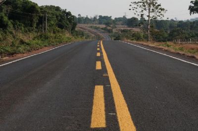 Governo inaugura 80 km de rodovias e d� ordem de servi�o para constru��o de ponte de concreto