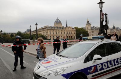 Ataque com faca contra policiais deixa mortos no centro de Paris