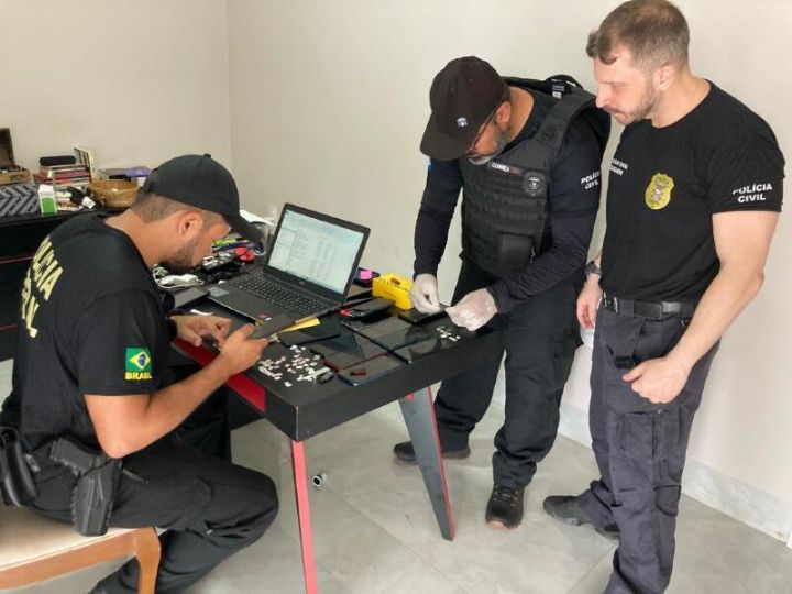 Celulares, chips e v�deos com fake news contra Mendes s�o apreendidos em opera��o