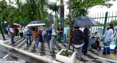F�s de Gugu formam fila para se despedir do apresentador na Assembleia Legislativa em SP