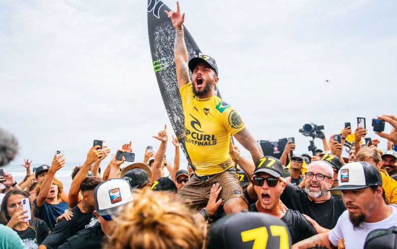 Filipe Toledo conquista t�tulo do Circuito Mundial de Surfe