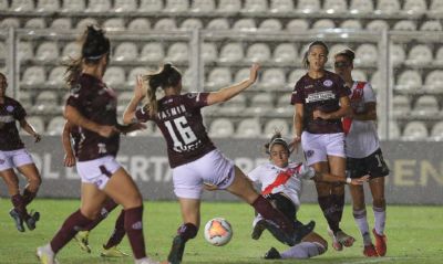 Zagueira-artilheira leva Ferrovi�ria � semi da Libertadores Feminina