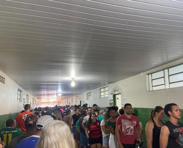 Eleitores de MT enfrentam at� 2 horas de fila para votar