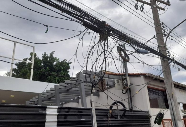 Energisa retira 74 km de fios irregulares pendurados em postes em Cuiab�
