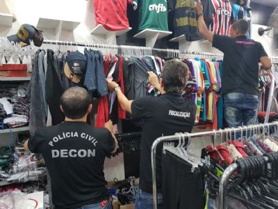Lojas s�o alvos de opera��o policial por venda de roupas falsificadas