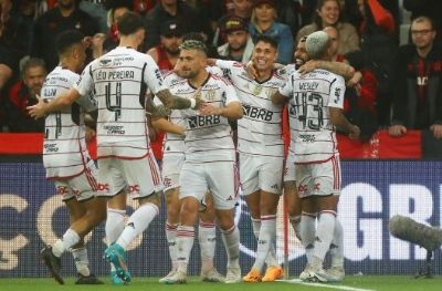 Flamengo derrota Athletico por 2 a 0 e avan�a para quartas de final