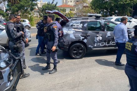 For�a T�tica da PM persegue, atira e prende bandidos que furtaram carro