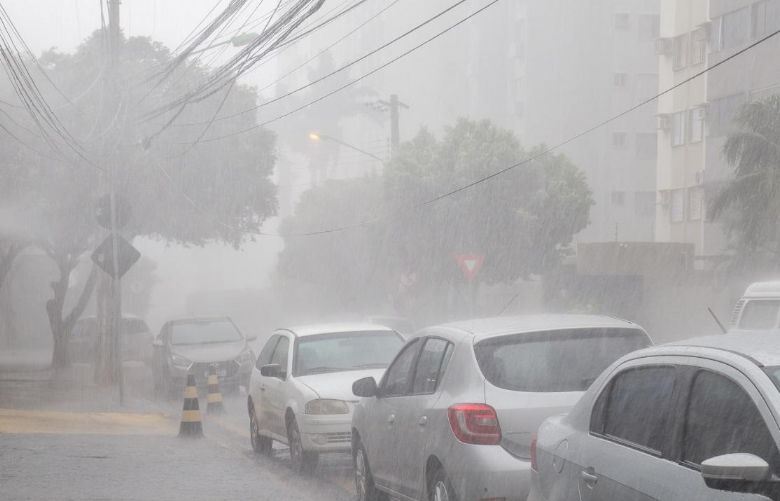 Temporal deixa milhares de moradores sem energia em Cuiab� e no interior