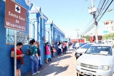 Funcion�rios fazem ato cobrando 8 meses de sal�rios atrasados