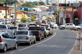 Pouco mais de cem motoristas s�o autuados na faixa exclusiva