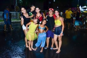 Orla do Porto re�ne fam�lias cuiabanas em Carnaval animado com muito ax�