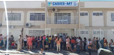 Interessados em curso de Libras fazem fila gigante na porta de centro de apoio em Cuiab�