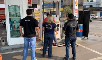�rg�os de defesa do consumidor fiscalizam posto de combust�vel alvo de den�ncia
