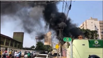 Fogo pr�ximo a hospital teve labaredas  que chegaram a quase dez metros de altura
