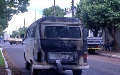 Kombi da prefeitura pega fogo durante transporte de cadeirante em MT