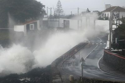Furac�o Lorenzo atinge os A�ores e provoca falta de energia