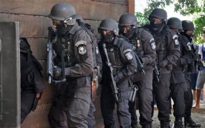 Criminosos armados mant�m fam�lia amorda�ada durante cinco horas e fogem levando Hillux e moto esportiva