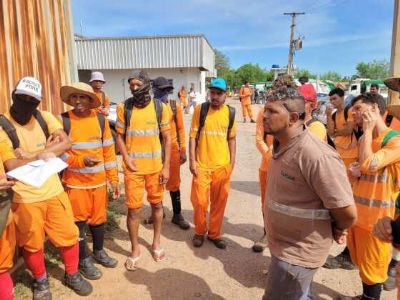 ​Garis cobram pagamento de sal�rios atrasados e paralisam servi�os