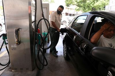 Petrobras faz 7� reajuste do ano com queda de cerca de 5% no pre�o da gasolina