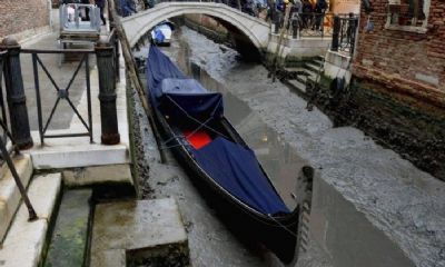 Forte mar� baixa deixa canais de Veneza secos