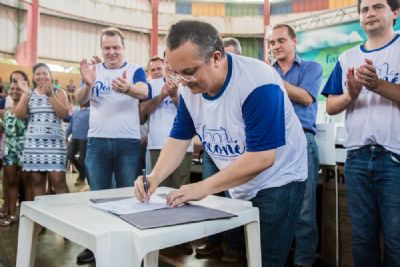 Governo assina ordem de servi�o para constru��o de quadra poliesportiva em Pocon�