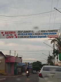 Poeta viraliza em Pocon� com faixa de amor para 'Baixinha' doce como manga