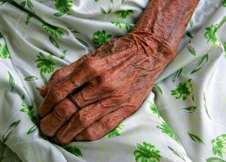 Ap�s den�ncias, filha � presa acusada de bater na m�e de 80 anos