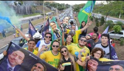 Ap�s orienta��o de Bolsonaro, ato anti-Congresso mant�m carreata, mas cancela aglomera��o