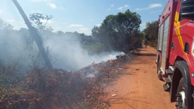 Corpo de Bombeiros combate inc�ndio em �rea de vegeta��o em V�rzea Grande