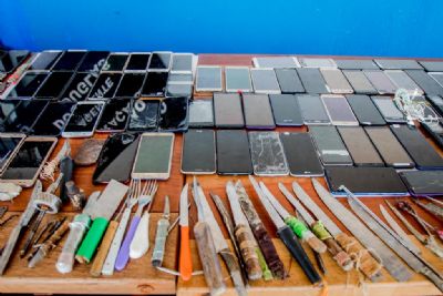 Agentes apreendem 171 celulares e cadernos com anota��es de crimes