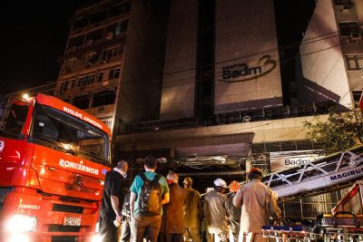 Inc�ndio em hospital no Rio deixa pelo menos dez mortos