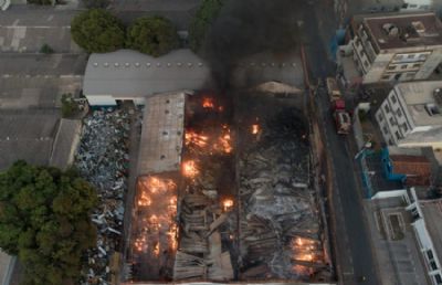 Inc�ndio de grandes propor��es em pr�dio da Seduc � extinto ap�s dez horas