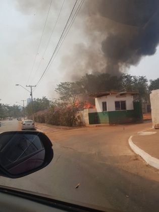 Inc�ndio atinge terreno da Secretaria de Servi�os Urbanos em Cuiab�