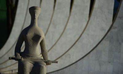 Deputados rejeitam impeachment de ministro do STF que usurpe poder do Congresso