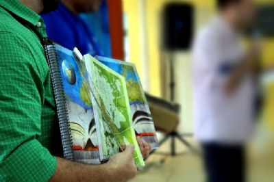 Alunos do Ensino M�dio recebem de kit com caderno, caneta e l�pis