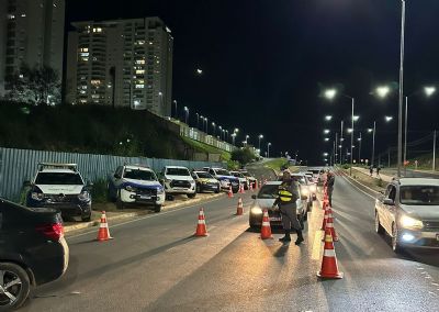 Opera��o prende sete pessoas e remove 57 ve�culos na noite deste domingo
